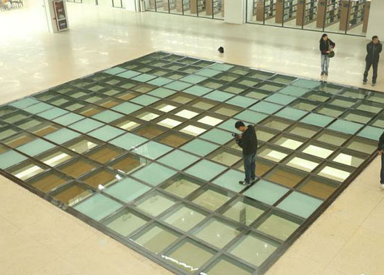 Pavimento de vidro suspenso decora interior de universidade em Zhengzhou