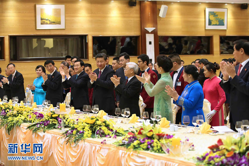 Xi Jinping e primeira-dama chinesa participam de jantar de boas-vindas no Vietnã