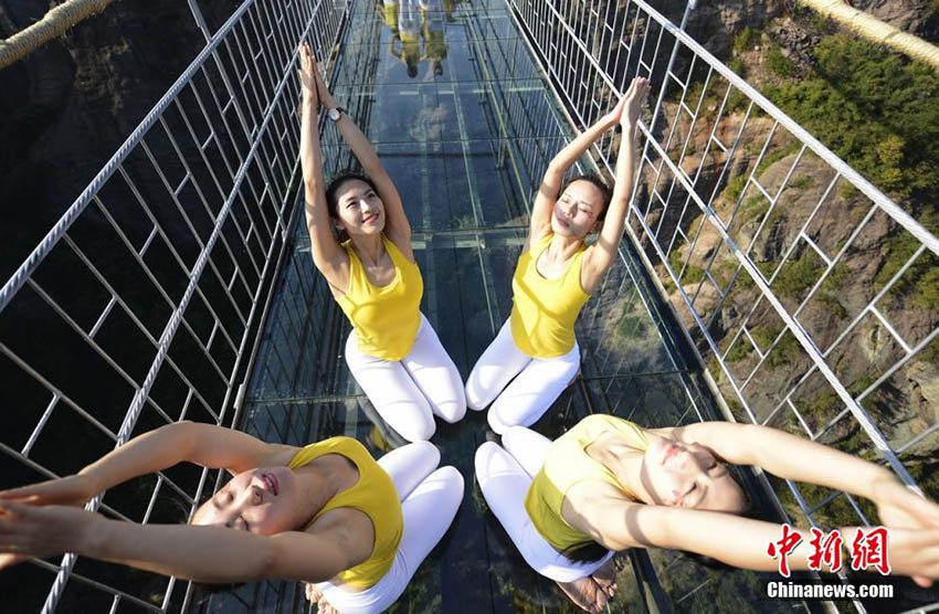 Centenas de pessoas praticam yoga em prol de um estilo de vida saudável