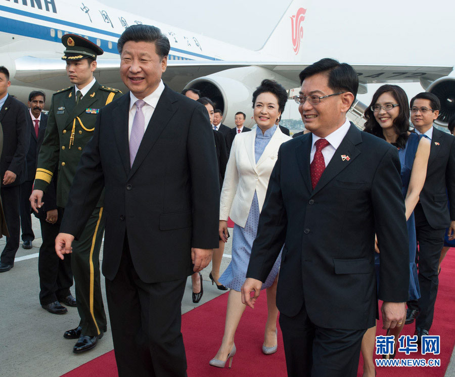 Xi Jinping desembarca em Singapura para sua visita de Estado