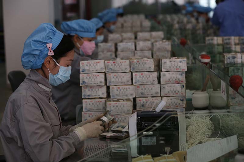 China lança nova nota de 100 yuans mais segura e moderna