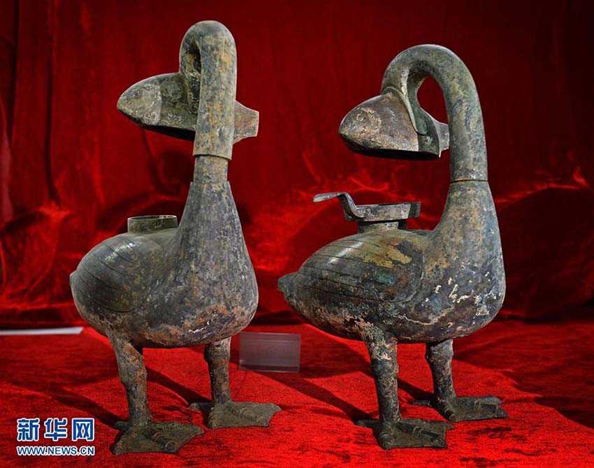 Arqueólogos chineses encontram lamparinas de bronze de 2 mil anos