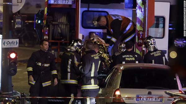 Terror em Paris: França sofre ataque terrorista, mais de 150 mortes confirmadas 