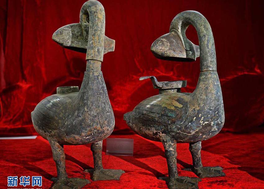 Arqueólogos chineses encontram lamparinas de bronze de 2 mil anos