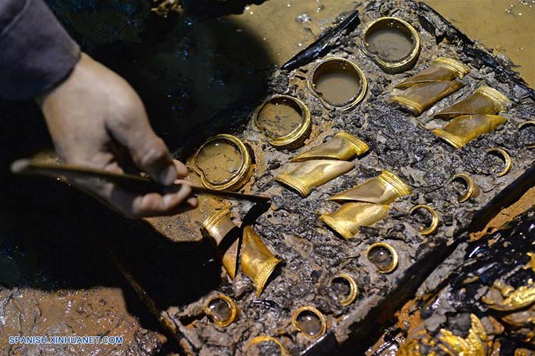 Foram encontradas moedas e lingotes de ouro num túmulo chinês de 2000 anos