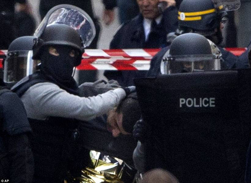 Autoridades francesas capturam 8 suspeitos em rusga policial nos subúrbios de Paris