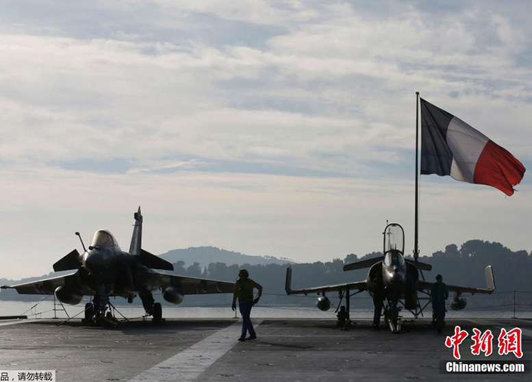 Porta-aviões Charles de Gaulle parte para atacar Estado Islâmico