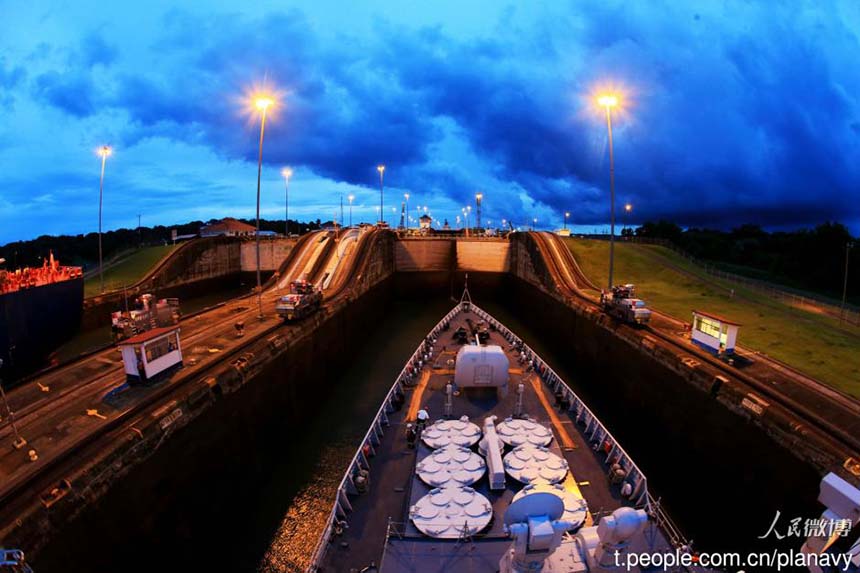 Frota chinesa atravessa Canal do Panamá