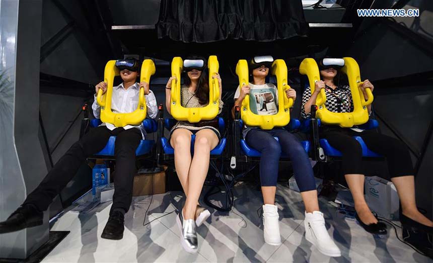 Aparelhos de realidade virtual fazem sucesso na Feira Internacional da Alta Tecnologia da China