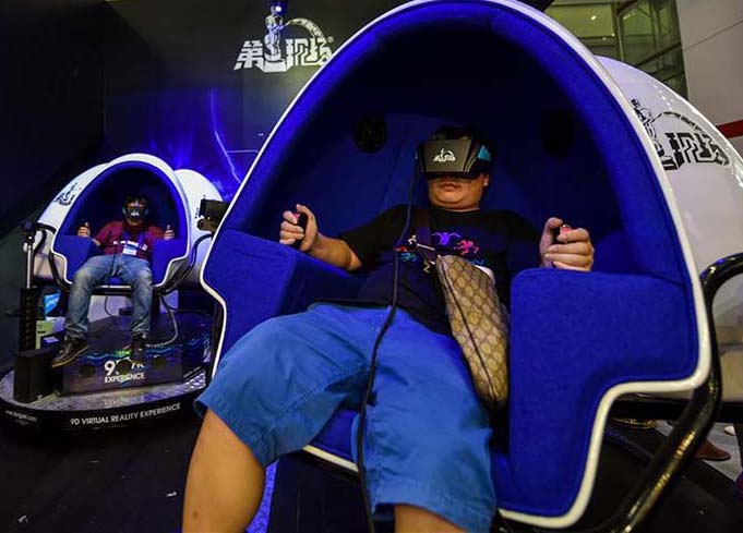 Aparelhos de realidade virtual fazem sucesso na Feira Internacional da Alta Tecnologia da China