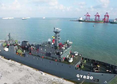 Maior navio de transporte de materiais do Exército chinês entra em operação