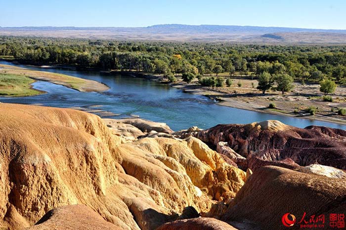 Paisagem maravilhosa da Praia Arco-Íris em Xinjiang