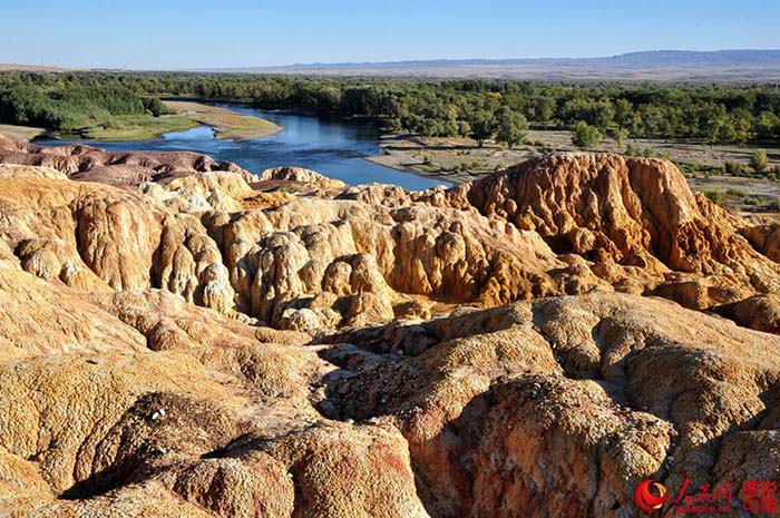 Paisagem maravilhosa da Praia Arco-Íris em Xinjiang