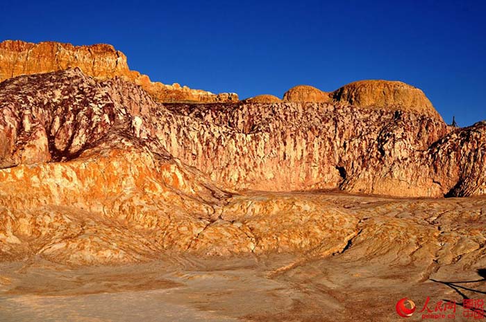 Paisagem maravilhosa da Praia Arco-Íris em Xinjiang