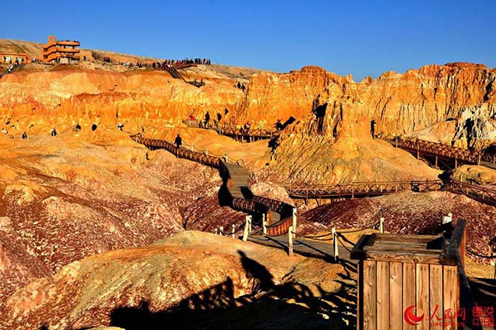 Paisagem maravilhosa da Praia Arco-Íris em Xinjiang