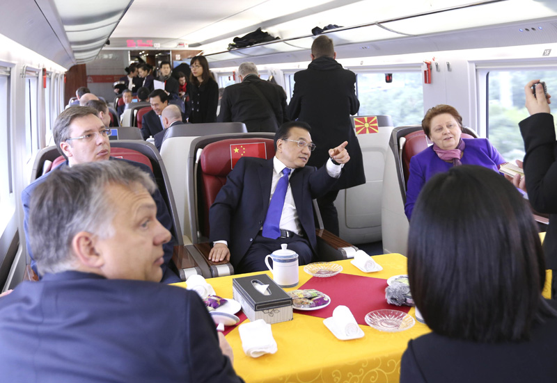 Li Keqiang e líderes da Europa Central e do Leste viajam de trem bala chinês até Xangai