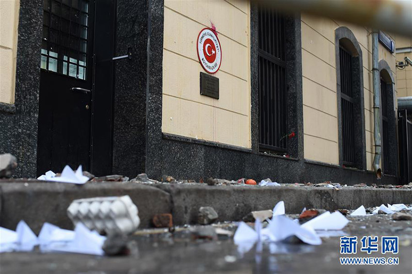Russos vandalizam embaixada turca na Rússia