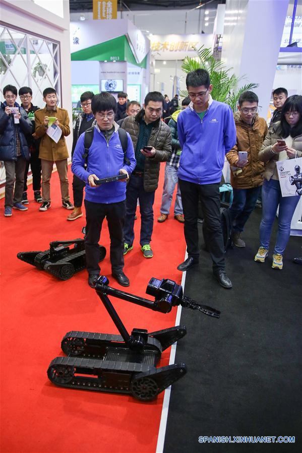 Robôs antiterroristas estreiam em Pequim