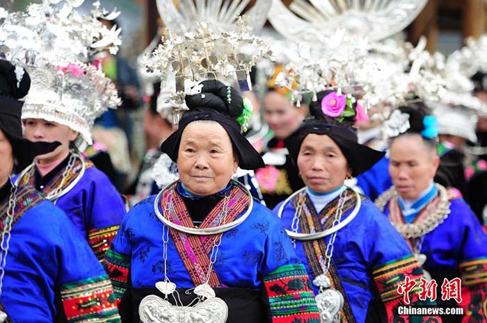 Mulheres da minoria étnica Miao voltam para a casa dos pais para celebrar o ano novo