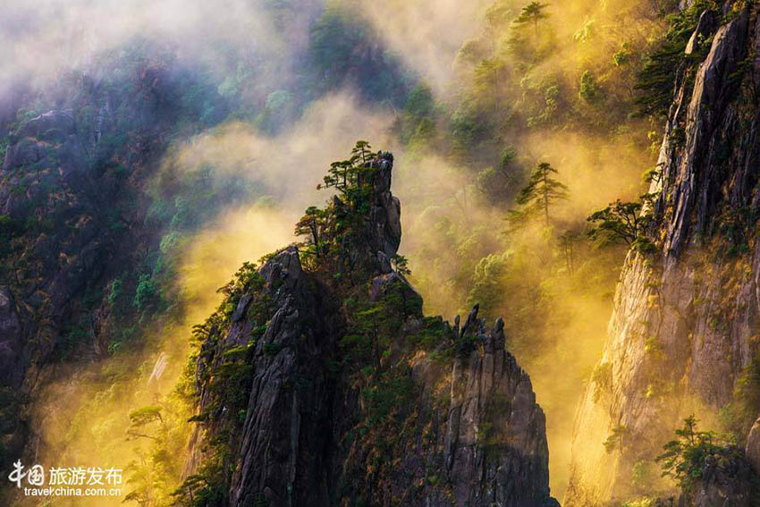 Mar de nuvens na montanha Huangshan na Província de Anhui