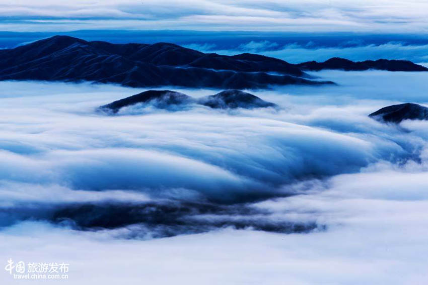 Mar de nuvens na montanha Huangshan na Província de Anhui