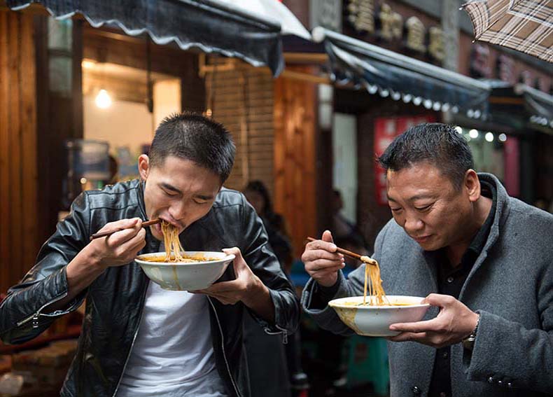 Proprietária de restaurante ajuda a espalhar a massa de Chongqing pelo mundo