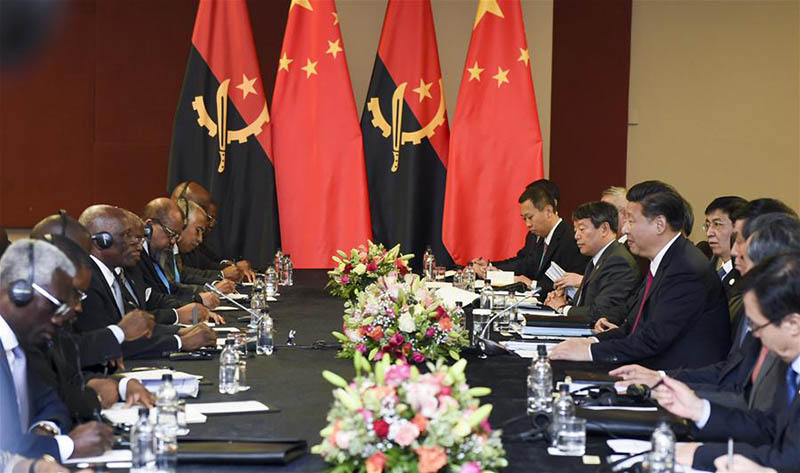 Xi Jinping e José Eduardo dos Santos encontram-se para aprofundar as relações bilaterais