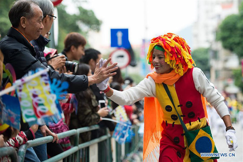 Macau realiza parada para marcar o 16º aniversário do regresso à pátria