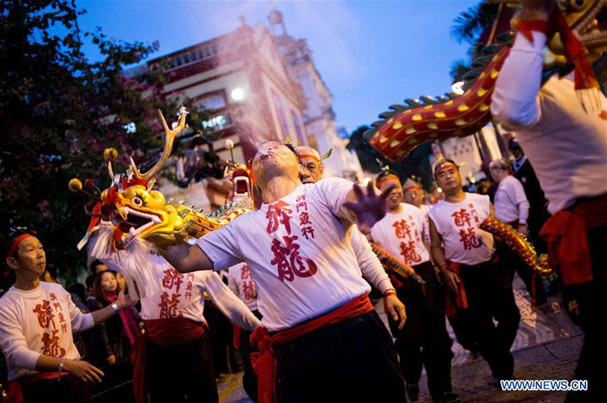 Macau realiza parada para marcar o 16º aniversário do regresso à pátria