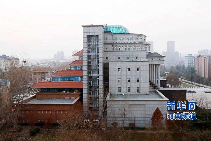 Edifício peculiar destaca-se na Universidade de Zhengzhou