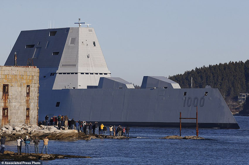 Navio de batalha do futuro inicia provas de mar