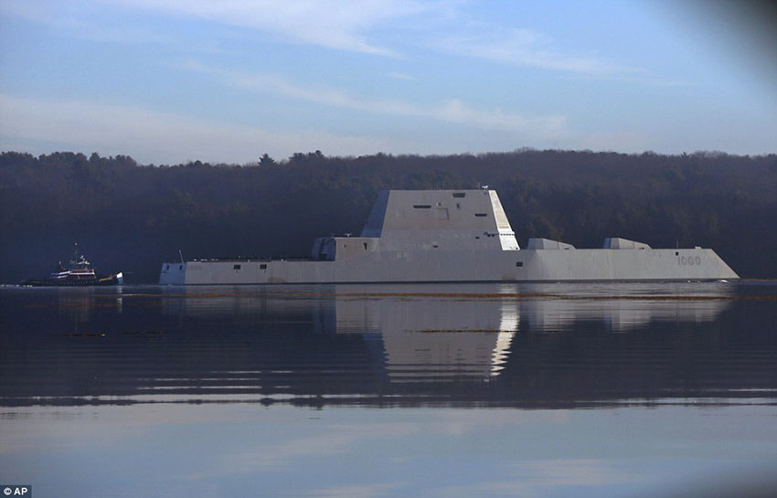 Navio de batalha do futuro inicia provas de mar