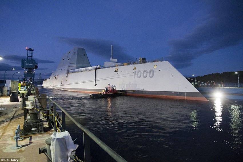 Navio de batalha do futuro inicia provas de mar