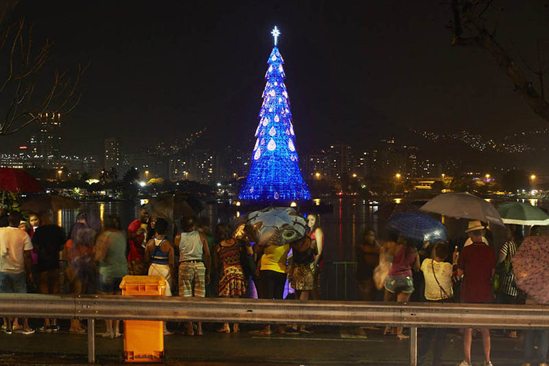 Brasil ilumina a maior árvore de natal flutuante do mundo