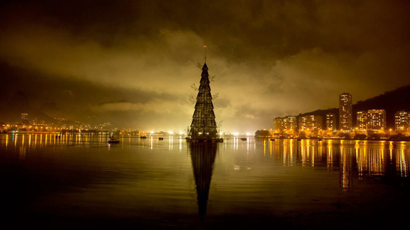 Brasil ilumina a maior árvore de natal flutuante do mundo (5)