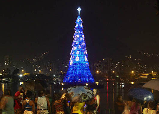 Brasil ilumina a maior árvore de natal flutuante no mundo