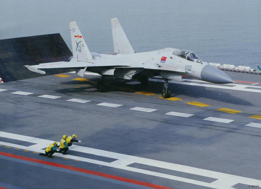 Pilotos chineses praticam decolagem no porta-aviões Liaoning