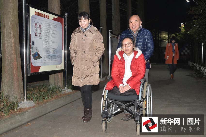 Escola de aviação canadense oferece curso à menina chinesa com deficiência física