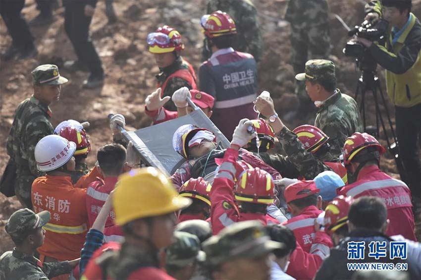 Primeiro sobrevivente do deslizamento de Shenzhen é resgatado
