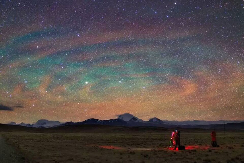 Fotografia do céu estrelado capturada por fotógrafo chinês é destacada pela NASA