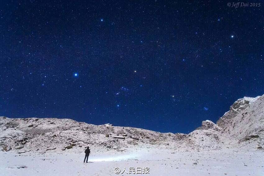 Fotografia do céu estrelado capturada por fotógrafo chinês é destacada pela NASA