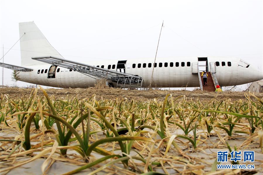 Camponês chinês constrói réplica artesanal de avião
