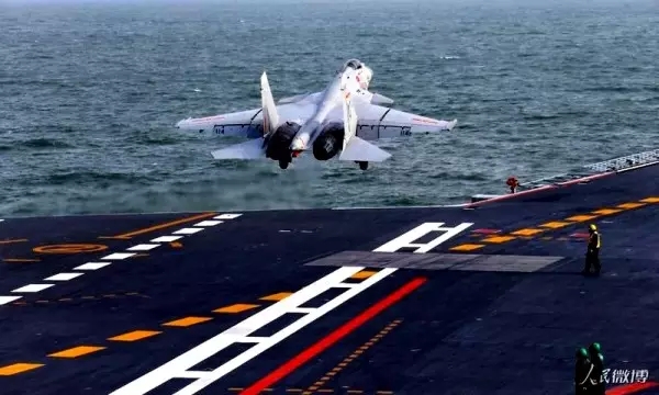 Pilotos chineses praticam pouso e decolagem a bordo do porta-aviões Liaoning