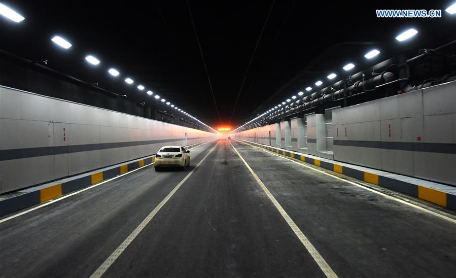 Aberto ao público túnel mais longo da China sob um lago
