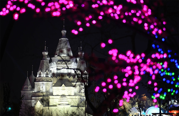 China inaugura castelo de neve gigante