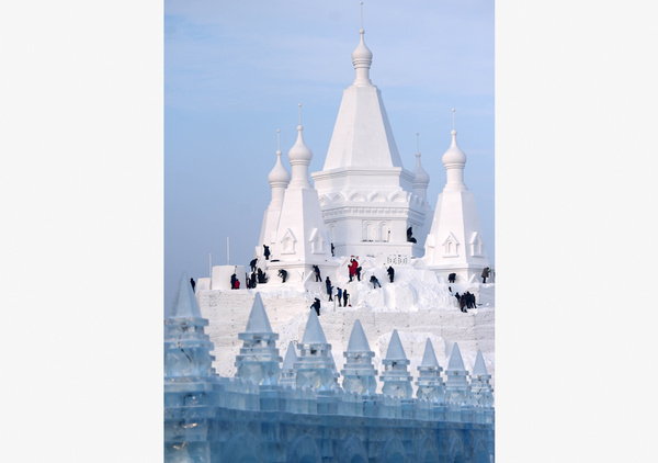 China inaugura castelo de neve gigante