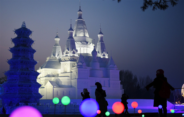 China inaugura castelo de neve gigante