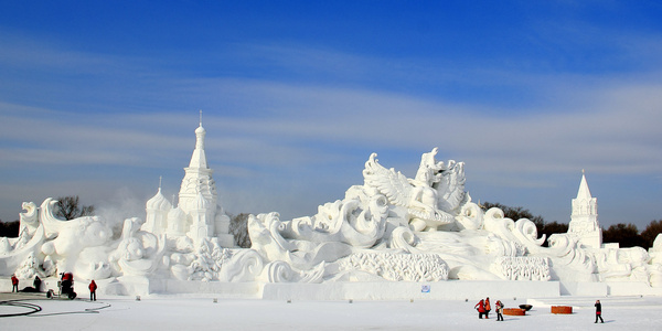 China inaugura castelo de neve gigante