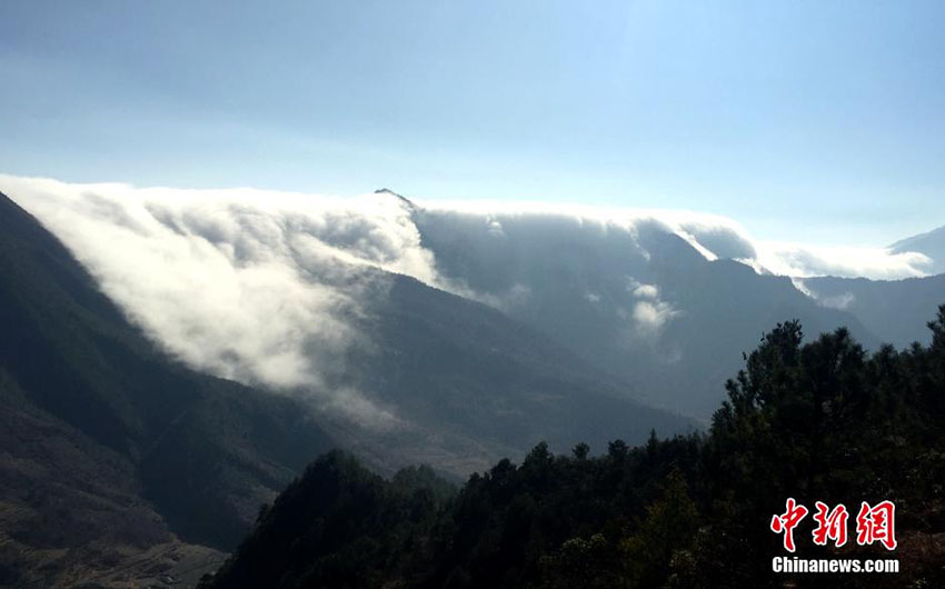 O sol brilha sobre a Montanha Minya Konka no sudoeste da China