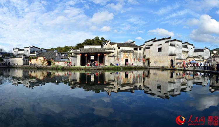Paisagem única da aldeia Hongcun em Anhui